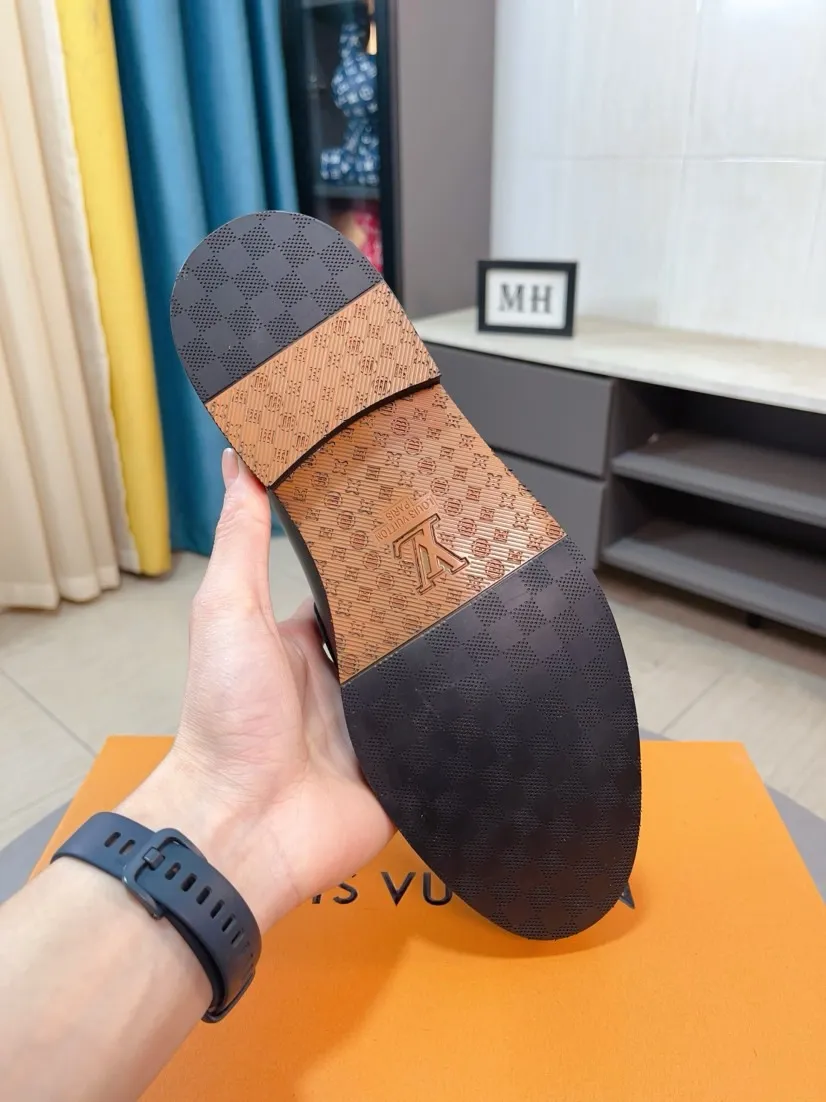 Men's Men's Shoes 💰500🌸🌸【LV】Louis Vuitton's new open-edge pigskin shoes are the most popular classic. Synchronized with the official website, the upper adopts Italian imported upper embossing➕comfortable cowhide lining, fashionable atmosphere, unique brand and unique craftsmanship. Highlighting the hot style of the new year. Stop hesitating, stop wandering, get it now. Code number: 38--44
